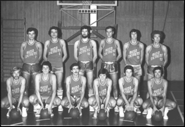 La formazione Auso Siemens 1973/74. In  alto da sinistra: Elio Ongaro, Penati, Rossetti, Longhi, Citterio, Barbieri. In basso da sinistra: Stepanoff, Ferrari Claudio, Zanetti, Tomasi, Mascheri e Turra.